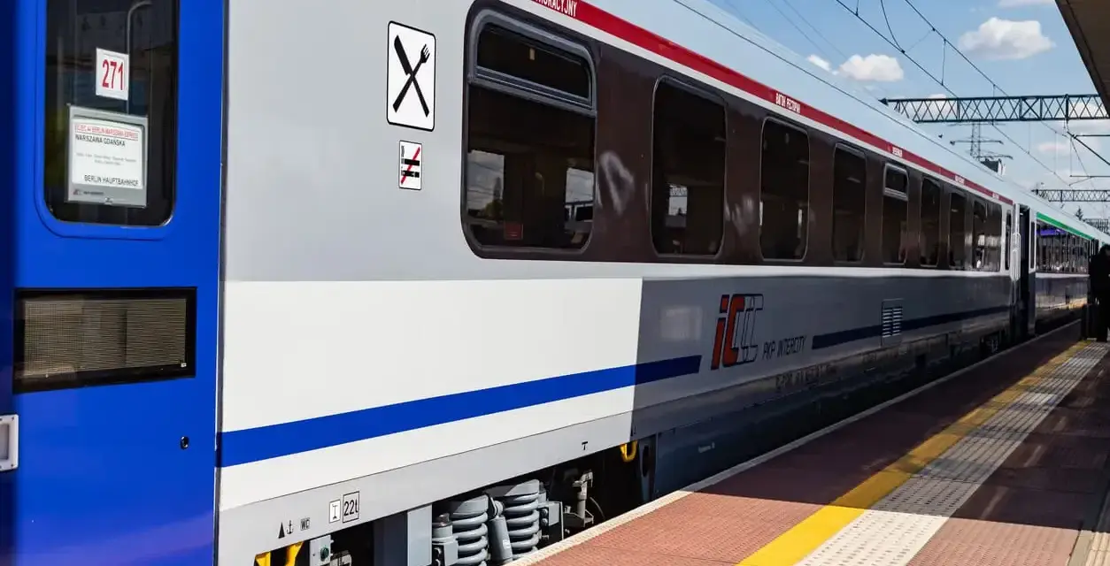 Pociąg PKP Intercity z wagonem restauracyjnym, gotowy do podróży. Czy w Intercity jest wars? Tak, ten wagon to dowód!