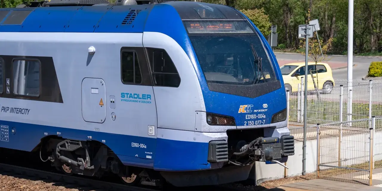 Nowy pociąg PKP Intercity ED160-004a Stadler gotowy do podróży.