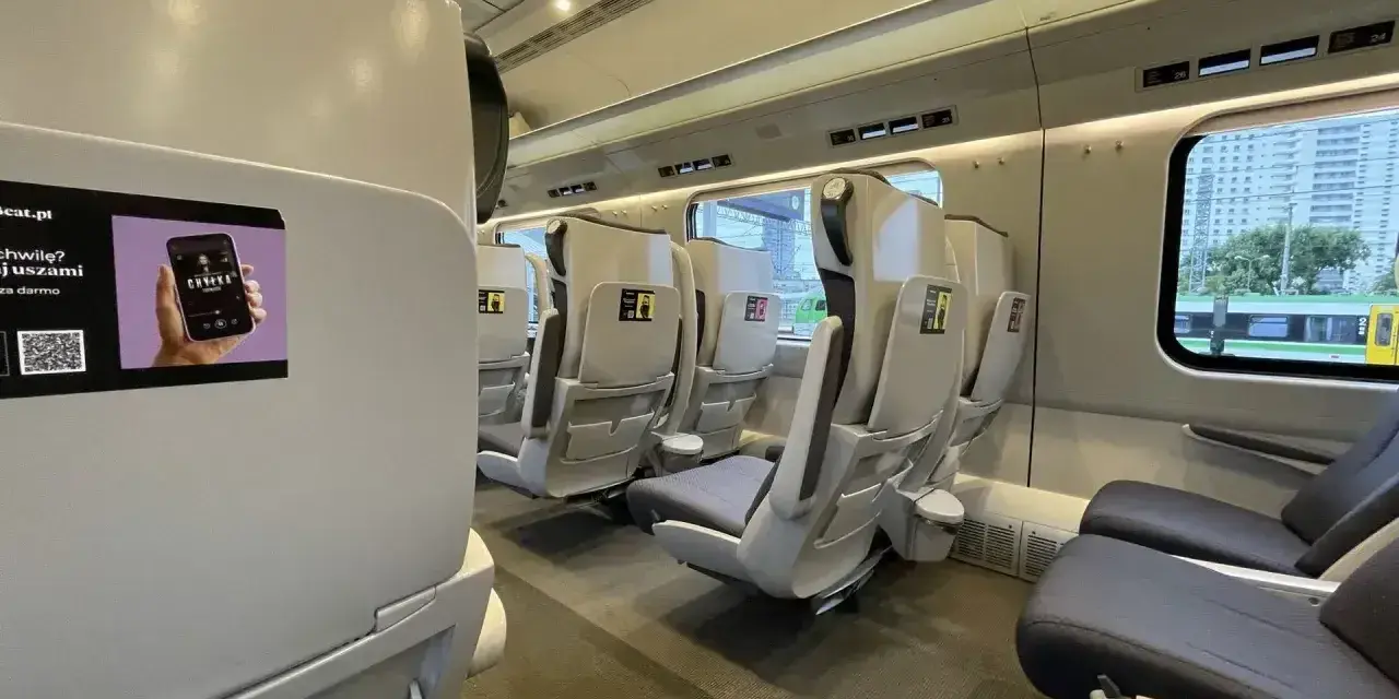 Puste siedzenia w wagonie 1 klasa intercity. Czysto i nowocześnie, idealnie na podróż.