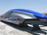 Nowoczesny pociąg maglev w kolorze niebiesko-srebrnym, gotowy do podróży z zawrotną prędkością.