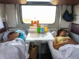 Para podróżuje w wagonie sypialnym 2-osobowym. Cena za nocleg jest przystępna, a widok z okna zachwyca.