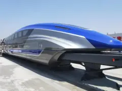 Nowoczesny pociąg maglev w kolorze niebiesko-srebrnym, gotowy do podróży z zawrotną prędkością.