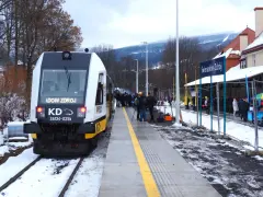 Pociąg KD na stacji Świeradów-Zdrój, gotowy do podróży z Wrocławia.