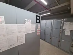 Gdynia dworzec główny: przechowalnia bagażu oferuje szafki w różnych rozmiarach. Cennik: Big Locker 22 zł/24h, Small Locker 18 zł/24h.
