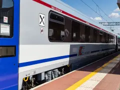Pociąg PKP Intercity z wagonem restauracyjnym, gotowy do podróży. Czy w Intercity jest wars? Tak, ten wagon to dowód!