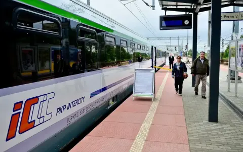 Pociąg Intercity PKP na peronie, ludzie czekają na podróż.