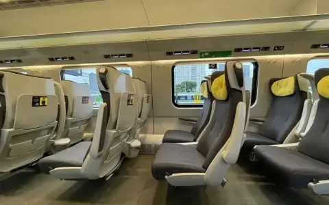Komfortowe fotele w pociągu, idealne na podróż w drugiej klasie.