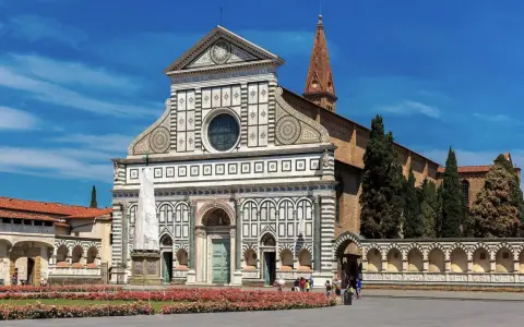 Bazylika Santa Maria Novella we Florencji, niedaleko dworca kolejowego, z piękną fasadą i kwitnącymi różami.