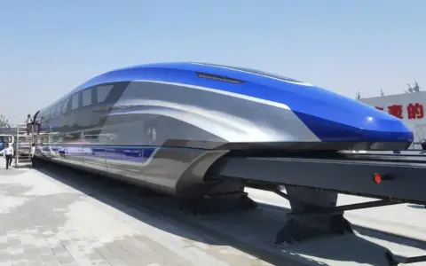 Nowoczesny pociąg maglev w kolorze niebiesko-srebrnym, gotowy do podróży z zawrotną prędkością.