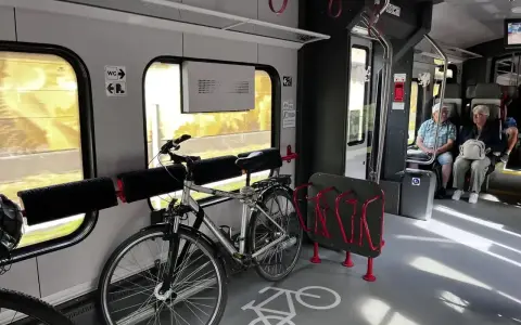 Rowerzyści w pociągu: specjalne miejsce na rowery ułatwia podróżowanie. Jak powiesić rower w pociągu? Tutaj jest to proste!