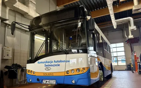Autobus komunikacji miejskiej Solaris w zajezdni, z napisem "Komunikacja Autobusowa Świnoujście".