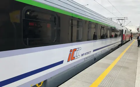 Nowoczesny pociąg express PKP Intercity stoi na peronie.