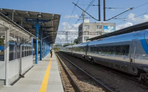 Stacja PKP z nowoczesnym pociągiem. Idealny moment na podróż, bo czeka zniżka 78 % PKP!