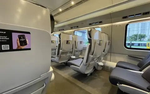 Komfortowe fotele w wagonie 1 klasy Intercity. Czas na zasłużony poczęstunek i relaks podczas podróży.