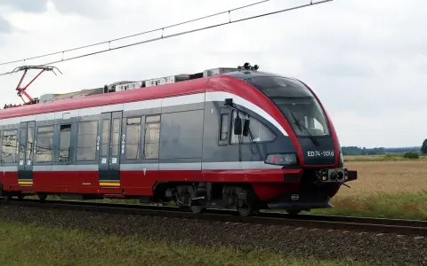 Nowy rozkład jazdy Sandomierz: nowoczesny pociąg ED74-001d mknie przez pola.
