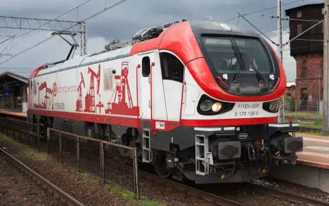 Szynobus PKP Gorzów z charakterystycznym malowaniem. Rozkład jazdy szynobusu wkrótce na tablicy.