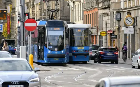 Tramwaj z dworca w Krakowie do Prokocimia? Linia 2 jedzie w kierunku Biskupina. Zobacz, jak dojechać z dworca w Krakowie do Prokocimia, korzystając z komunikacji miejskiej.