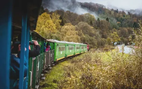 Pociąg turystyczny w jesiennych Bieszczadach, podróż z Krakowa przez malownicze krajobrazy.