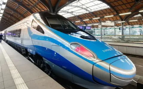 Nowoczesny pociąg Pendolino PKP Intercity na peronie.