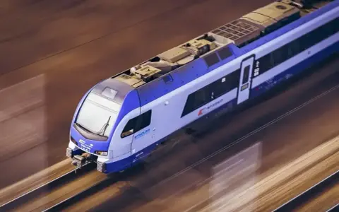 Pendolino pędzi po torach, oferując pasażerom szybkie podróże z dostępem do wifi.