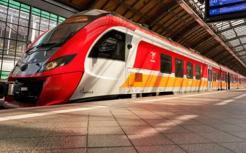 Nowoczesny pociąg Polregio Impuls na stacji. Bez opłaty za wydanie biletu w pociągu regio, podróż jest przyjemniejsza.