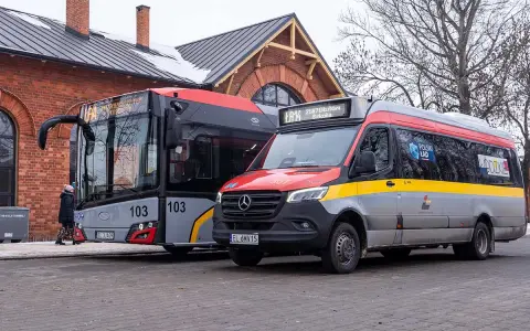 Autobusy i bus w Pabianicach, Łódzkie. Jeden z nich to linia 103, drugi to LA14 jadący do Dłutowa.