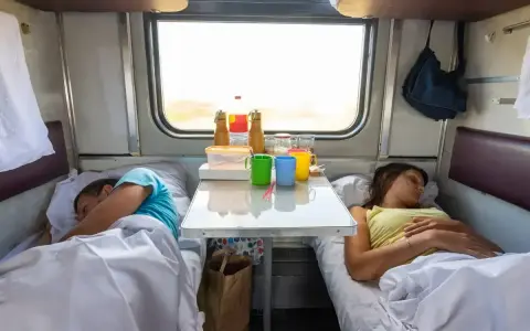 Para podróżuje w wagonie sypialnym 2-osobowym. Cena za nocleg jest przystępna, a widok z okna zachwyca.