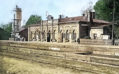 Stary dworzec w Ostrołęce, gdzie można było sprawdzić dworzec ostrołęka rozkład jazdy. Widoczna wieża ciśnień i perony.