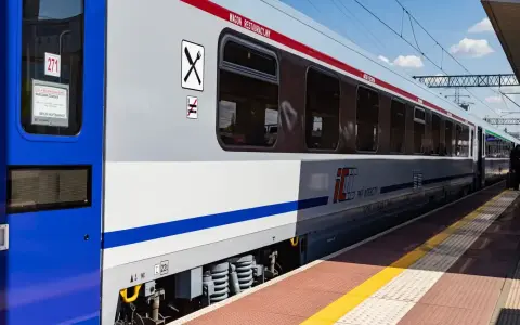 Pociąg PKP Intercity z wagonem restauracyjnym, gotowy do podróży. Czy w Intercity jest wars? Tak, ten wagon to dowód!