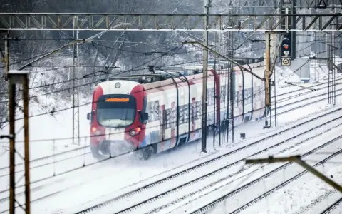 Pociąg w śniegu, mimo strajku maszynistów, jedzie po torach.