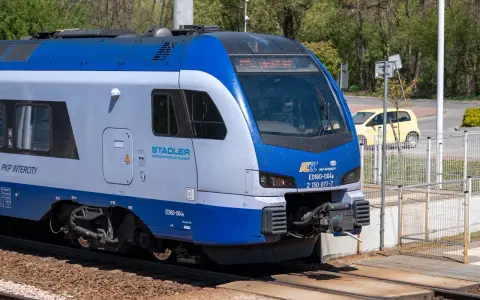 Nowy pociąg PKP Intercity ED160-004a Stadler gotowy do podróży.