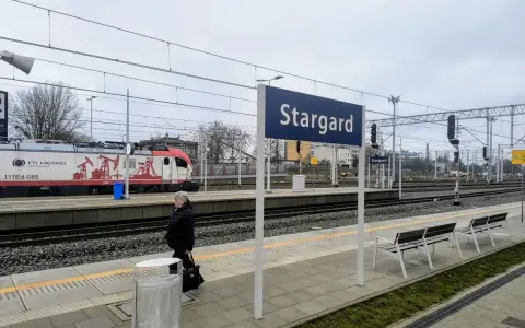 Kobieta czeka na peronie w Stargardzie. W tle pociąg towarowy CTL Logistics.