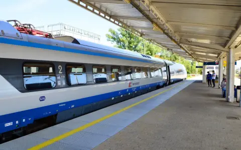 Pociąg PKP Intercity TLK czeka na pasażerów na peronie.