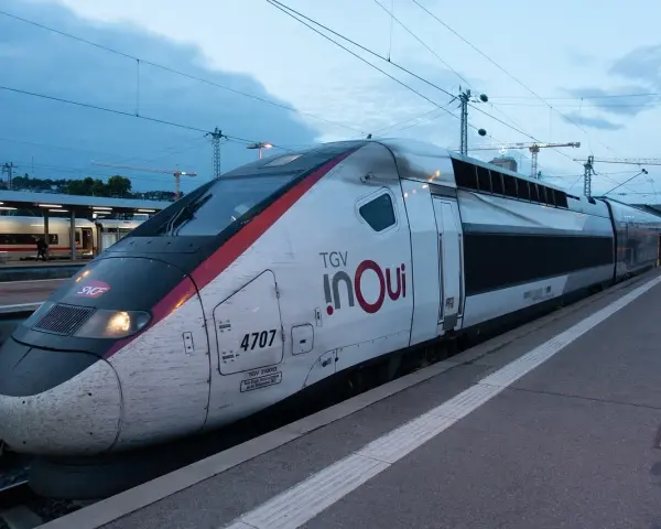 Pociąg TGV INOUI na peronie, z widocznym logo i numerem 4707.