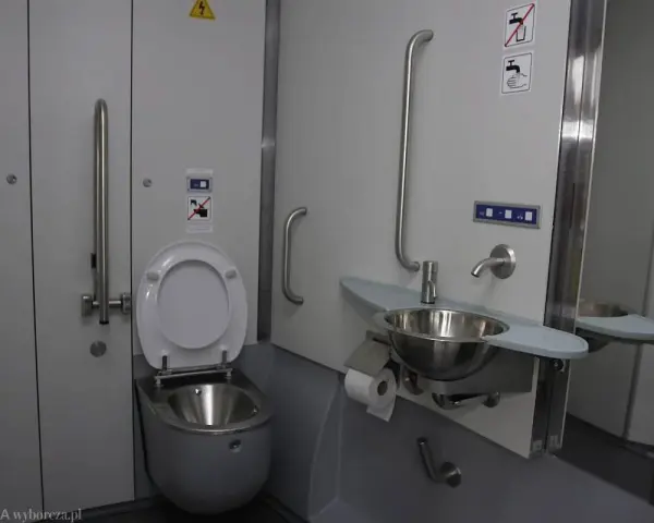 Toalety w Intercity: Jak szybko znaleźć i co musisz wiedzieć?