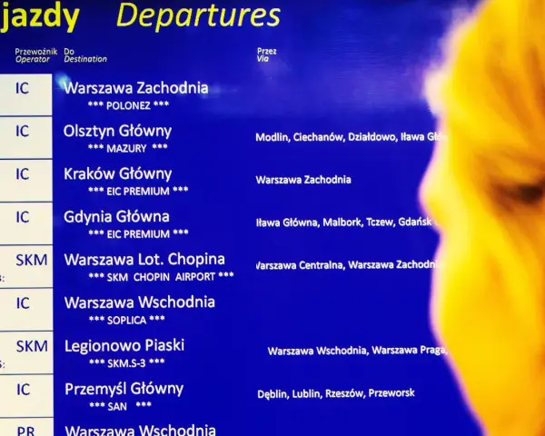 Tablica odjazdów PKP: 08:25 IC do Warszawy Zachodniej, 08:25 IC do Olsztyna Głównego, 08:35 IC do Krakowa Głównego. Kiedy zmiana rozkładu jazdy PKP, warto sprawdzić te odjazdy.