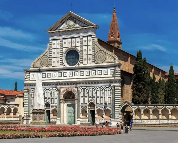 Bazylika Santa Maria Novella we Florencji, niedaleko dworca kolejowego, z piękną fasadą i kwitnącymi różami.