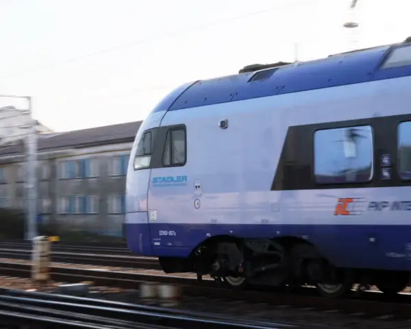 Pociąg PKP Intercity Stadler ED160-007a w ruchu na torach.