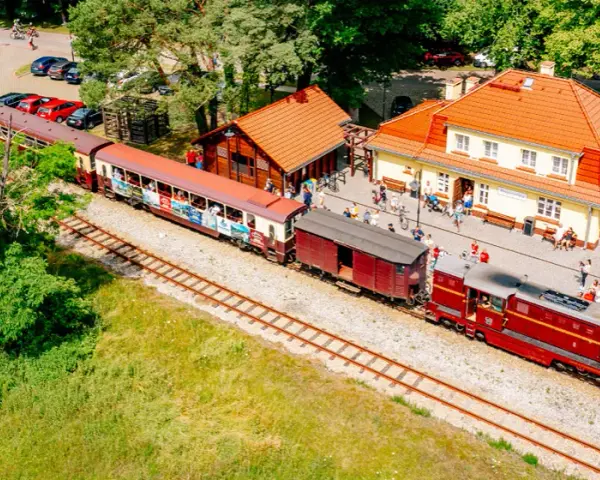 Niechorze pociągiem? Odkryj łatwy dojazd i wąskotorówkę!