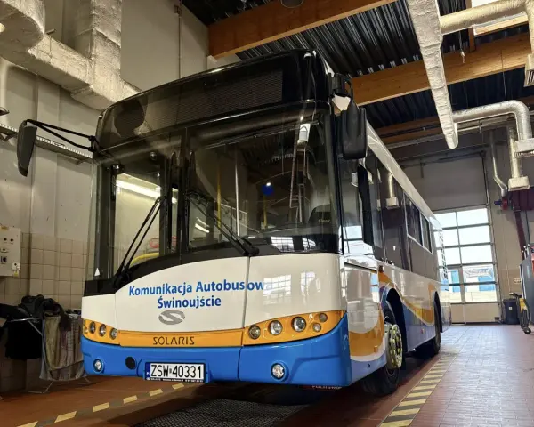 Autobus komunikacji miejskiej Solaris w zajezdni, z napisem "Komunikacja Autobusowa Świnoujście".
