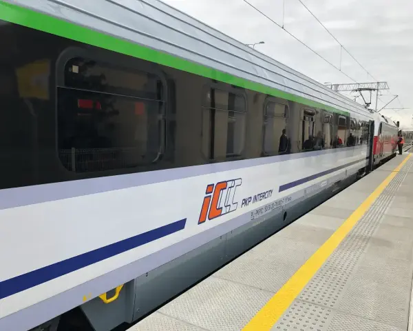 Nowoczesny pociąg express PKP Intercity stoi na peronie.