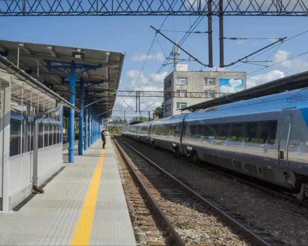 Stacja PKP z nowoczesnym pociągiem. Idealny moment na podróż, bo czeka zniżka 78 % PKP!