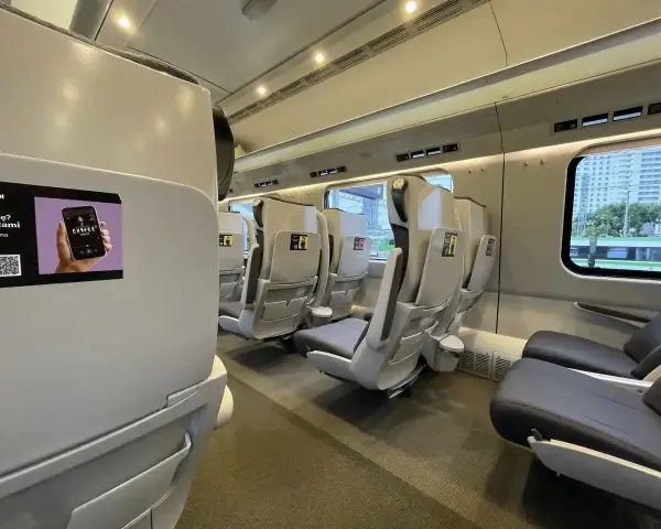 Komfortowe fotele w wagonie 1 klasy Intercity. Czas na zasłużony poczęstunek i relaks podczas podróży.