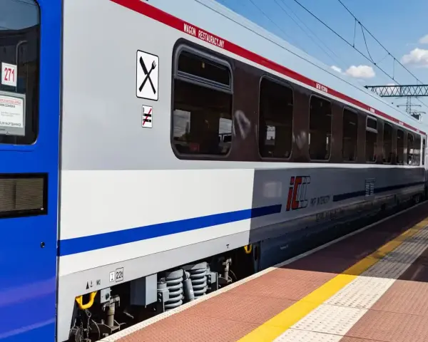 Wagon restauracyjny PKP Intercity. Czy w warsie jest alkohol? Na wagonie są symbole jedzenia i zakazu palenia.