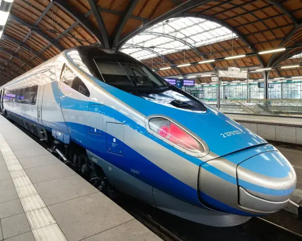 Nowoczesny pociąg Pendolino PKP Intercity na peronie.