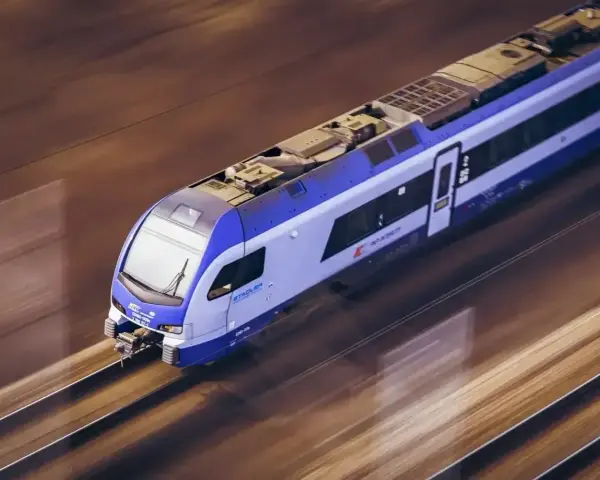 Pendolino pędzi po torach, oferując pasażerom szybkie podróże z dostępem do wifi.