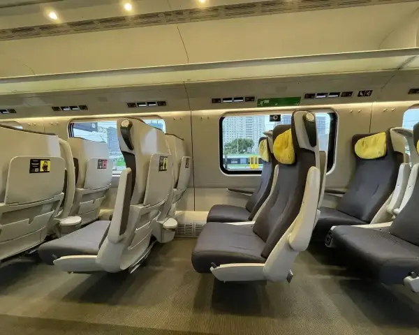 Komfortowe fotele w Pendolino 2 klasą, co w cenie biletu. Miękkie zagłówki i dużo miejsca na nogi.