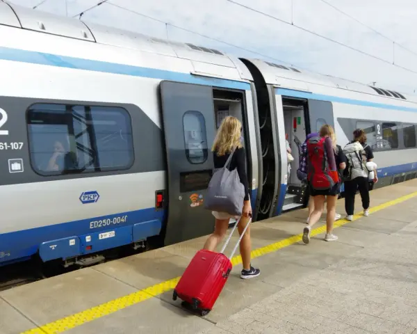 PKP Intercity: Bilet u konduktora? Jak kupić i nie przepłacić!