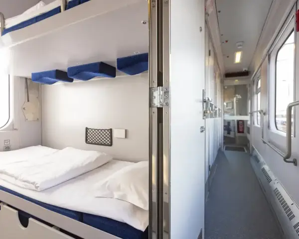 Wygodny wagon sypialny z piętrowymi łóżkami. Dowiedz się, jak kupić bilet na wagon sypialny i podróżuj komfortowo.