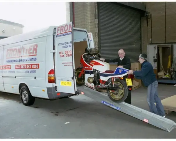 Jak przewieźć motocykl w busie? Bezpieczny transport krok po kroku